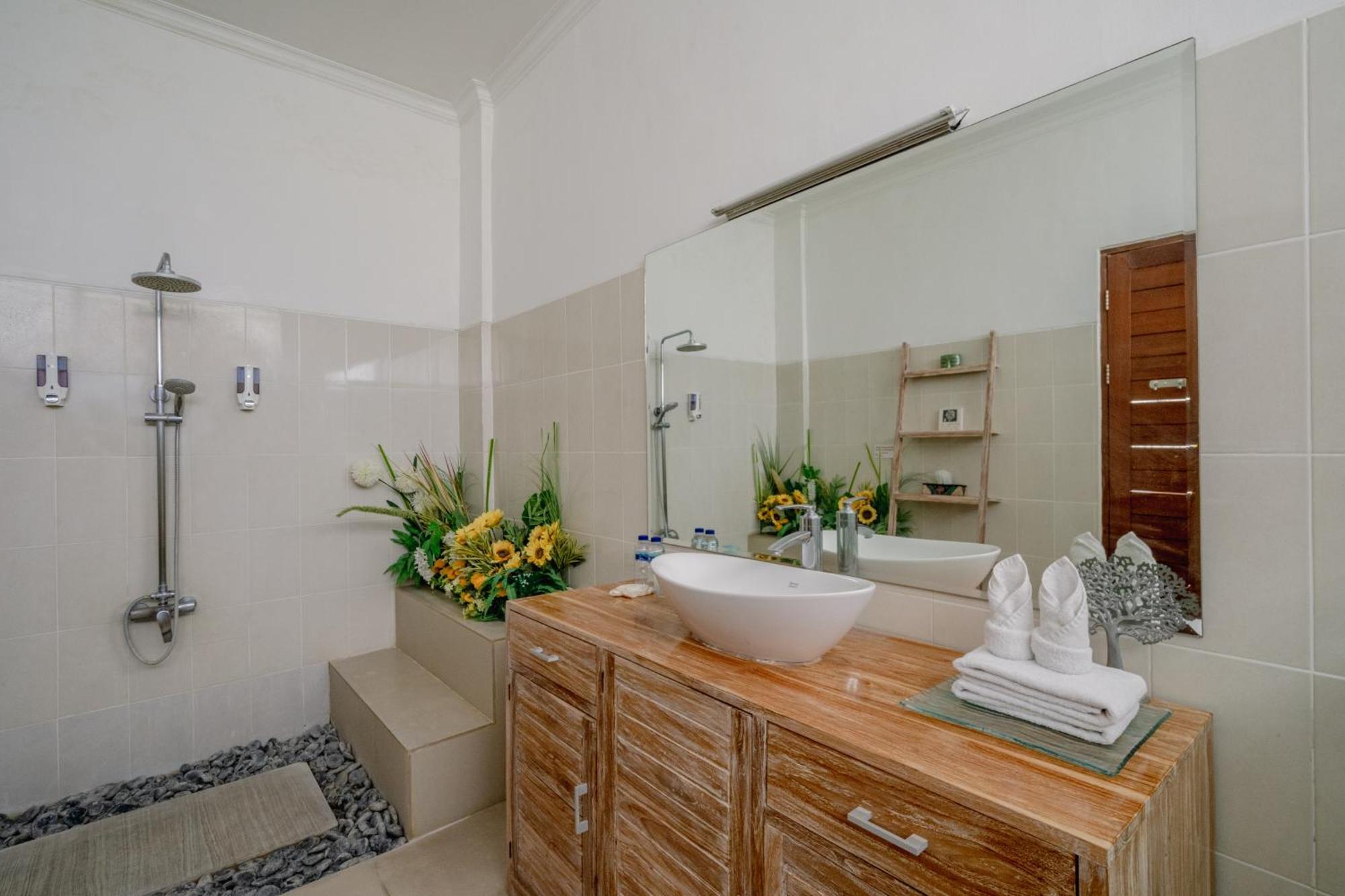 5 Bedroom In Centre Location Of विला *